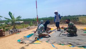 Burung Merpati Pun Jadi Hiburan TNI di Lokasi TMMD