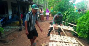 Satgas TMMD 109 Belajar Membuat Opak Singkong Dari Warga