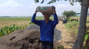 Semangat Bapak Tua Bantu Angkut Material Material TMMD