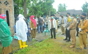 Kunjungi ODP Covid-19, Bupati OKU Timur Serahkan Bantuan