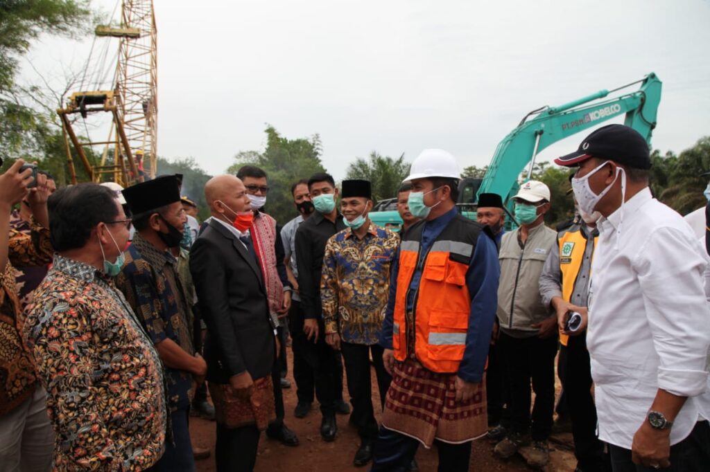 Herman Deru Tinjau Pembangunan Jembatan Air Kumbang