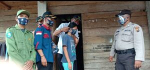 Memerangi Penyebaran Covid-19, Pemdes Bagikan Masker Secara Door to Door