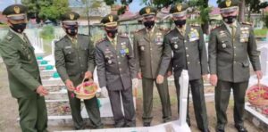 Peringati HUT TNI, Kodim Lahat Tabur Bunga Di Makam Pahlawan