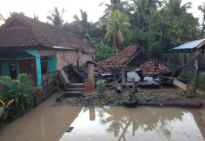 Akibat Hujan Lebat Rumah Warga Diterjang Banjir Bandang
