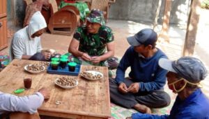 Istirahat Sejenak Sambil Bercengkrama Dengan Warga