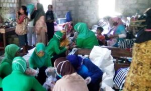 Persit Ranting 15 Koramil 14/Jatipuro Ambil Bagian di TMMD