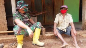 Anggota Satgas TMMD Reguler 109 Ngobrol Bersama Pak Sugiyo