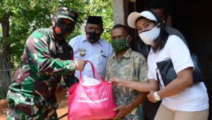 Dandim 0727/Karanganyar, Memberi Sembako Kepada Warga