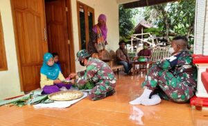 Anggota Satgas TMMD Belajar Buat Tape Dari Bahan Singkong