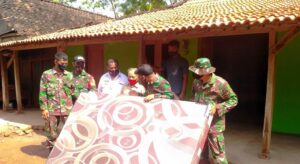 Kades Jatiwarno Bersama Babinsa Salurkan Bantuan Kasur dan Sembako Dari Dandim Karanganyar