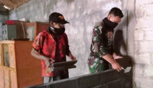 Satgas TMMD Kerjakan Pemasangan Batako Kamar RTLH