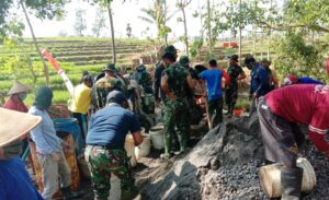 Semangat TNI dan Warga Langsir Pasir Ditengah Medan yang Sulit