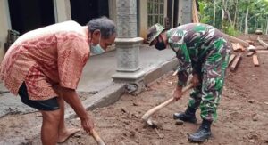 Satgas TMMD bersama dengan Warga Ratakan Tanah Sisa Galian RTLH.