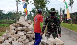 Dorong Angkong Angkut Material Batu Guna Kebut Prasasti TMMD