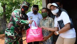 Gandeng “ASUKA”, Satgas TMMD Karanganyar Bagikan Sembako Kepada Warga