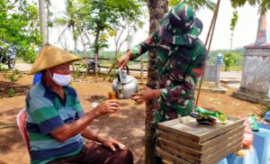 Jalin Tali Persaudaraan, Satgas TMMD 109 Tuangkan Minum Untuk Warga