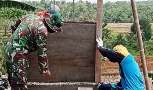Satgas TMMD Bersama Warga Kebut Pembangunan Tugu Prasasti.