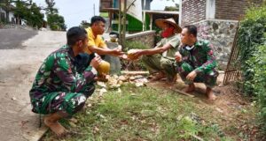 Kelapa Muda Pelepas Dahaga Satgas TMMD bersama Warga