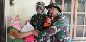 Ringankan Beban Warga, Anggota Satgas TMMD Berikan Bingkisan Sembako