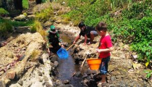 Hilangkan Rasa Rindu, Satgas TMMD Ajak Anak-Anak Mencari ikan di Sungai