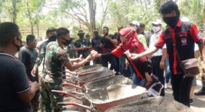 Jaga Stamina, Dandim Karanganyar Berikan Susu Untuk Satgas TMMD dan Warga di Lokasi