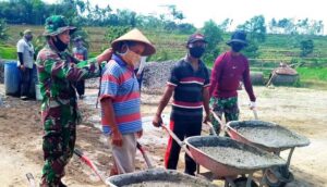 Angkong, alat Bantu Paling Efektif di TMMD di Desa Jatiwarno