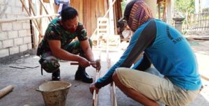 Satgas TMMD Cekatan dalam Pembuatan Papan Bekisting