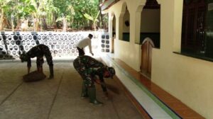 Satgas TMMD Bersama Warga, Bersihkan Masjid Al Furqon