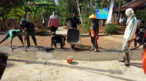 Komposisi Semen Tentukan Kualitas Jalan Cor TMMD 109 Karanganyar