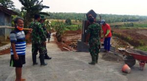 Prayitno, Penerima RTLH Ikut Gotong Royong di Lokasi TMMD Karanganyar