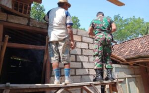 Satgas TMMD Bersama dengan Warga Kebut Pasang Batako RTLH