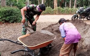 Satgas TMMD Langsir Pasir dengan Angkong untuk Rehab RTLH