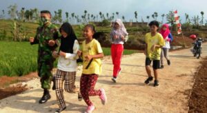 Jaga Kebugaran , Satgas TMMD Jogging Bersama Remaja Desa