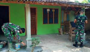 Satgas TMMD Kerjakan Finishing Pengecatan RTLH Milik Wito Saimin