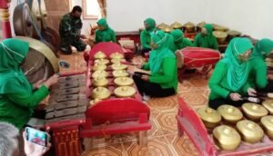 Lestarikan Budaya, Persit KCK Ranting 15 Koramil 14 Jatipuro Latihan Karawitan