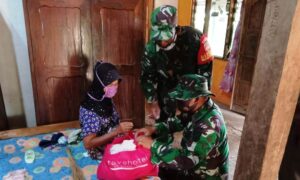 Gandeng Fave Hotel Surakarta, Satgas TMMD Bagikan Sembako Kepada Warga Kurang Mampu