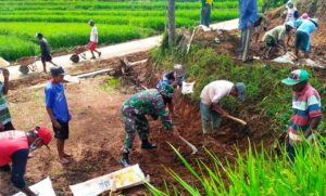Anggota Satgas TMMD Turut Serta Cari Tanah Urug untuk Bahu Jala