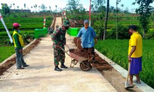 Tak Kenal lelah, Satgas TMMD Bantu Warga Lakukan Pengurukan Bahu Jalan