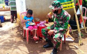 Anak – anak Jadi Pengobat Lelah Satgas TMMD