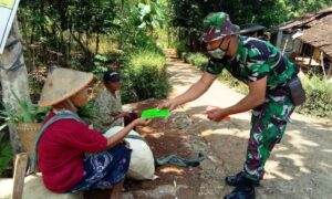 Demi Pencegahan Covid-19,Satgas TMMD Membagikan Masker Kepada Warga