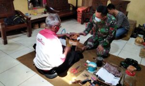 Anggota Satgas TMMD Kunjungi Pengrajin Blangkon