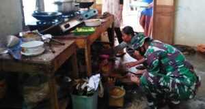 Satgas TMMD 109 Karanganyar Bantu warga Memasak di Dapur