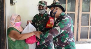 Suami Istri Ini Senang Mendapat Bantuan Sembako Dandim Karanganyar