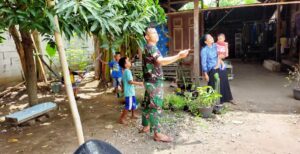 Banyak Cara Yang Dilakukan Satgas TMMD untuk Bisa Dekat Dengan Anak-Anak