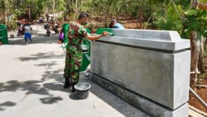 Satgas TMMD Karanganyar Bersama Warga Lakukan Finishing Jembatan