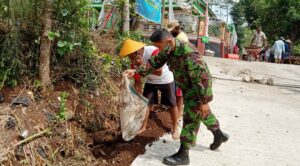 Tahap Finishing, Satgas TMMD dan Warga Kerjakan Pembereman Jalan