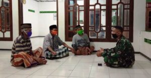 Satgas TMMD Karanganyar Komsos dengan Imam Masjid