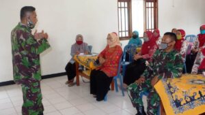 Satgas TMMD Ajak Ibu-Ibu PKK Awasi Anak-Anak dalam Penggunaan HP