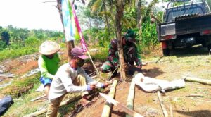 Anggota Satgas TMMD Bantu Warga Buat Gubuk