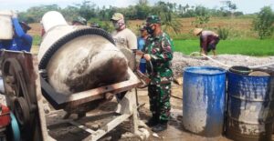 Turun Tangan, Dansatgas TMMD Karanganyar Jadi Operator Mesin Molen